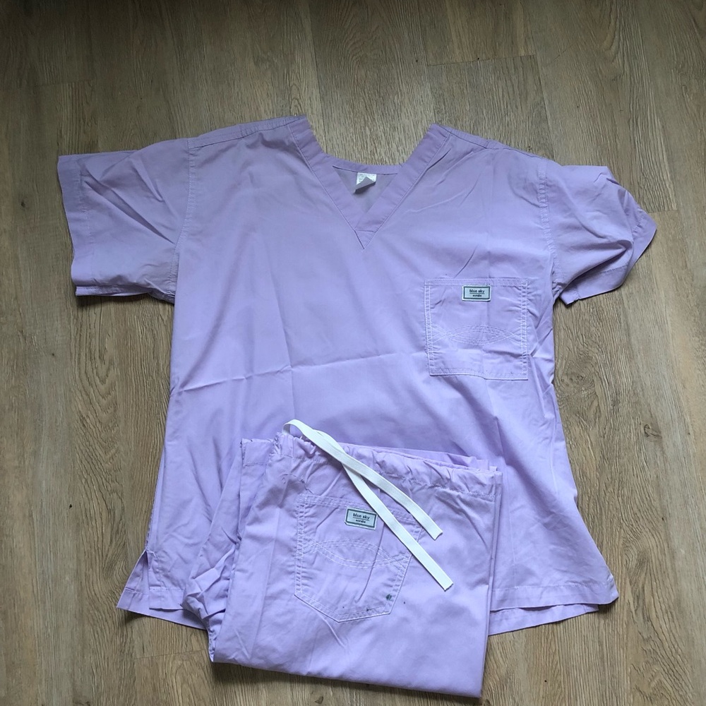 Blue Sky scrubs set Lavendar. Size L top and size XL drawstring pant